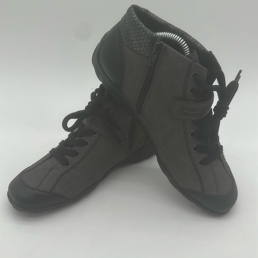 Rieker Black Athletic Shoes Modern Design & Secure Fit Women's Size 10.0-10.5
